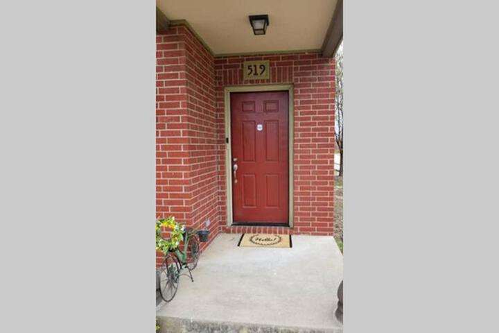 Old Fort Loft King & Queen suites nearest accomodation to Marshals Museum power your EV for free!