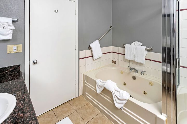 Clarion Inn Surfrider Resort