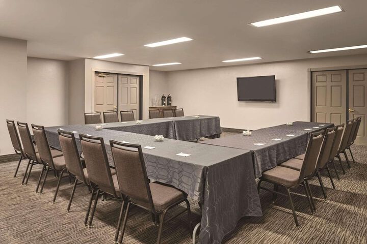 Country Inn & Suites by Radisson Dubuque, IA