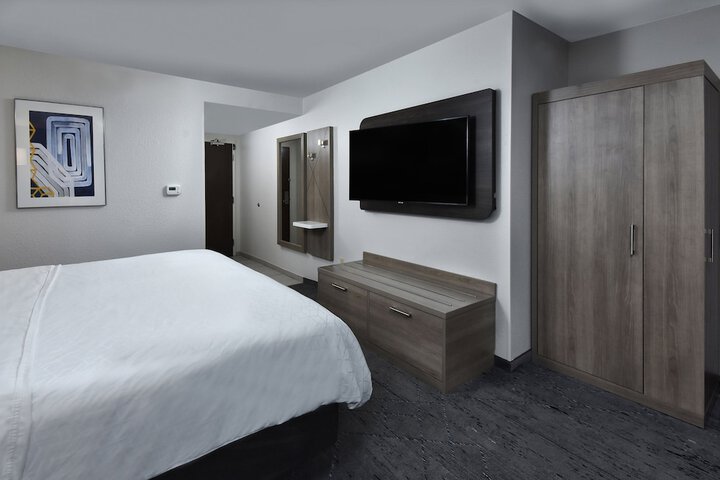 Room 33 of 46