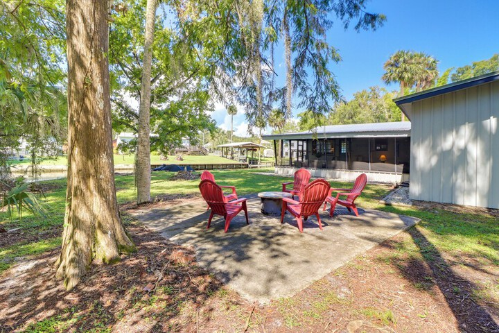 Charming Canalfront Retreat w / Double Boat Slip!