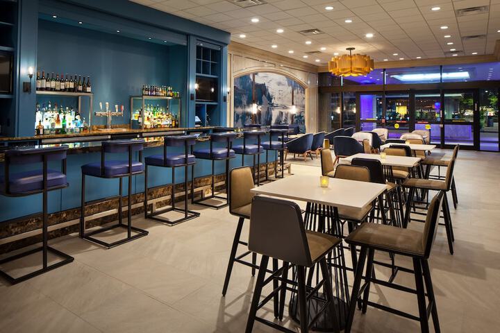 Lounge 100 of 104