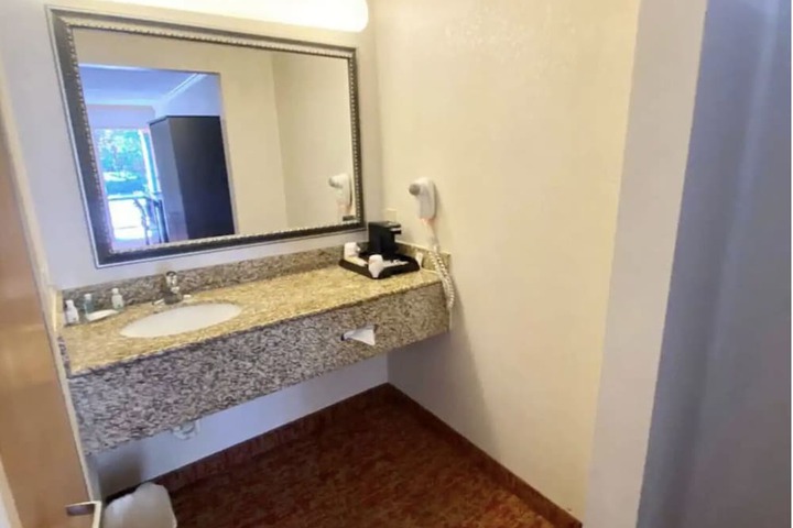 Room 6 of 15