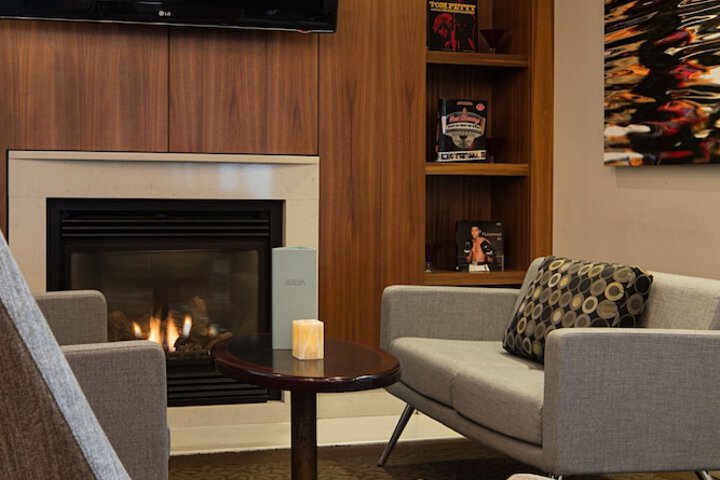 Lounge 73 of 79