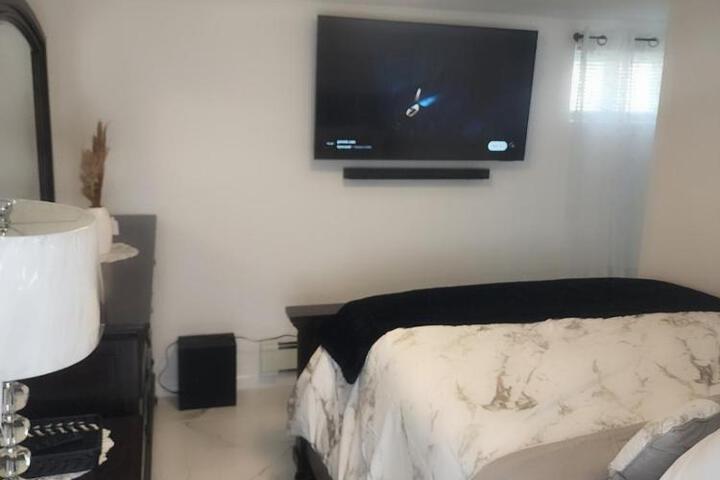 Baldwin NY 1 Bedroom Apartment Queen Size Bed