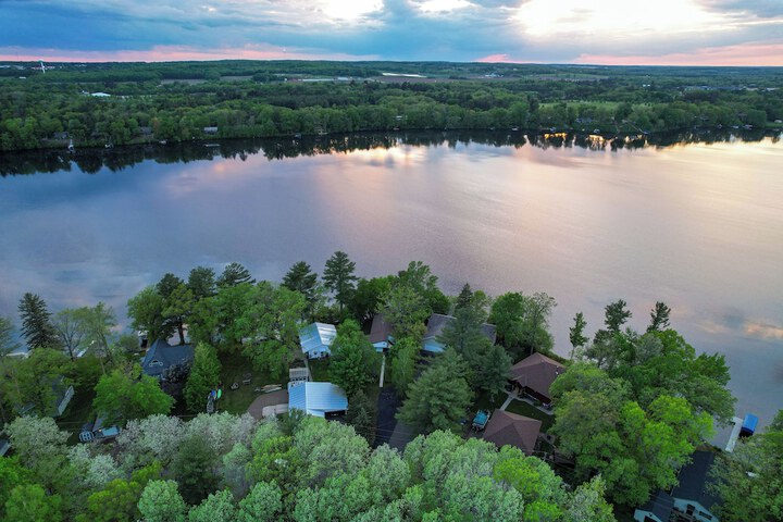 Lakefront Family Retreat w / Private Dock!