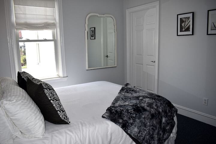 Room 34 of 183