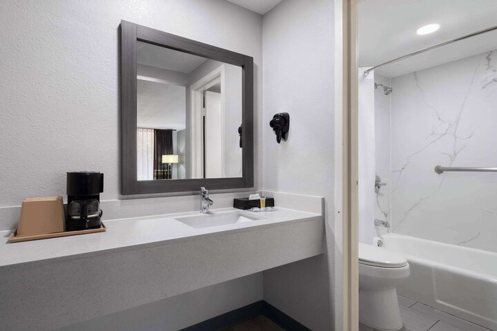 Super 8 by Wyndham Longview / North