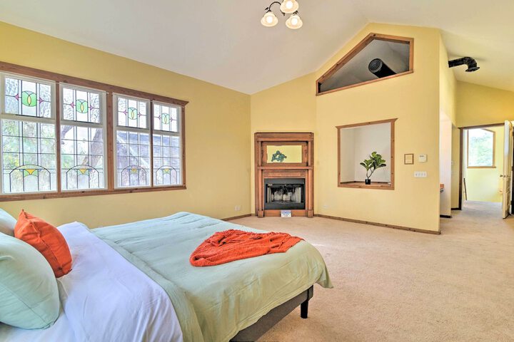 Grand Valrico Home w / Deck Fire Pit & Yard!