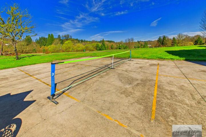 Beautiful Country Apartment AC, Pickleball, Billiards, Playground, Gardens