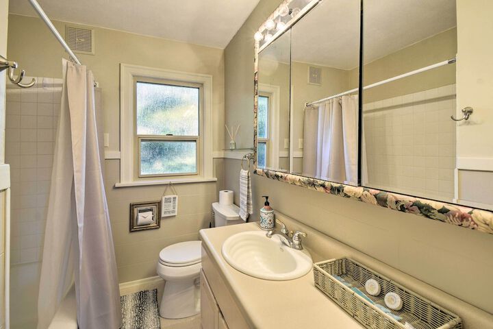 Direct Beach Access: Getaway on Port Orchard!