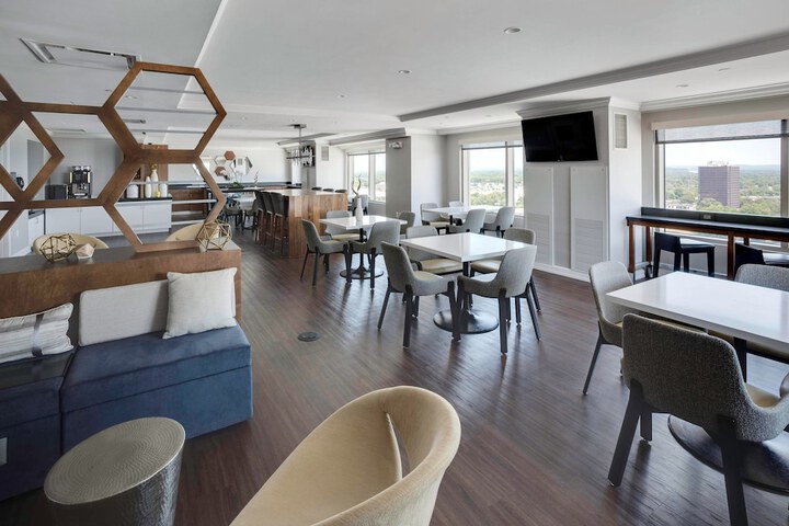 Lounge 53 of 65