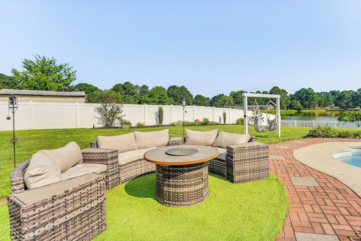 Luxe Lakefront Portsmouth Home: Fish Swim & Play!
