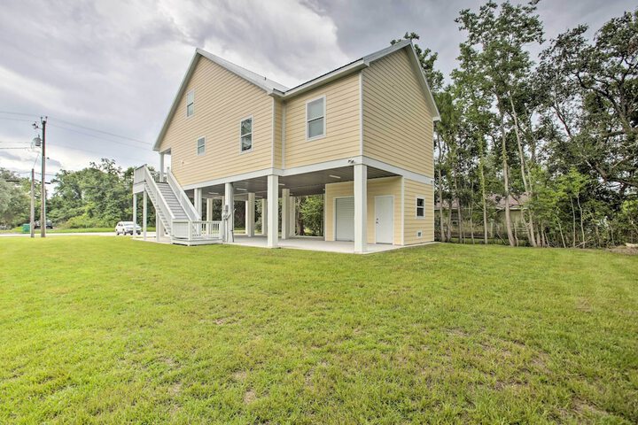 Modern Waveland Home w / Deck Walk to Beach!