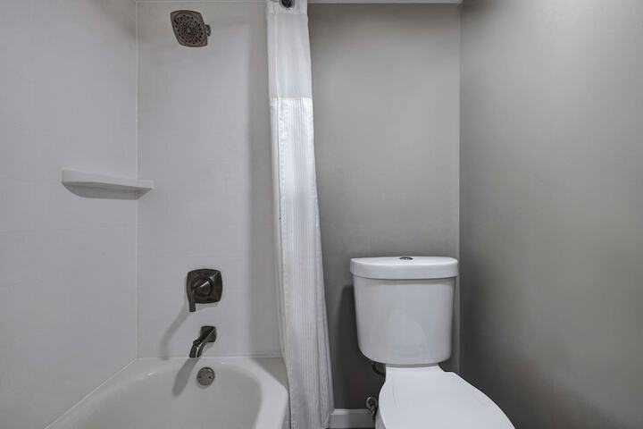 Room 8 of 18