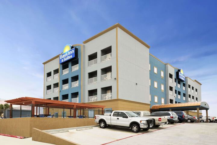 Days Inn & Suites by Wyndham Galveston West / Seawall