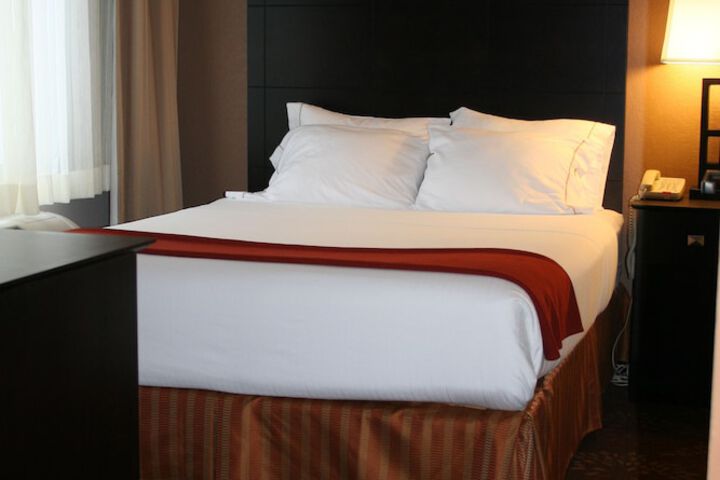 Room 32 of 65