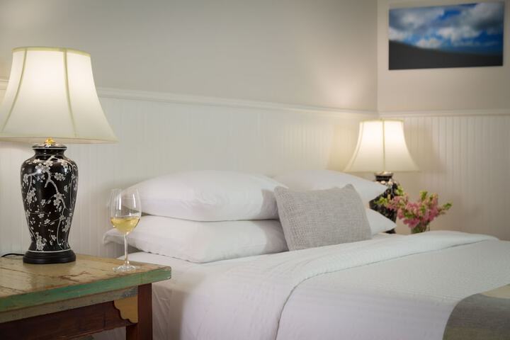 The Woodstock Inn on the Millstream