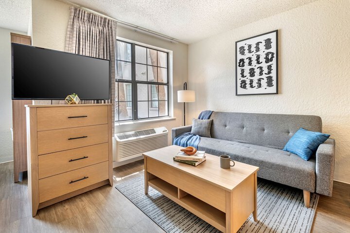Room 6 of 17