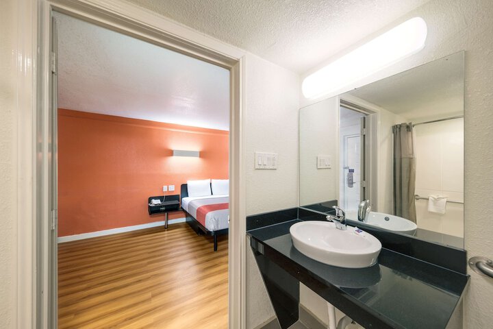 Motel 6 Dallas TX - Farmers Branch