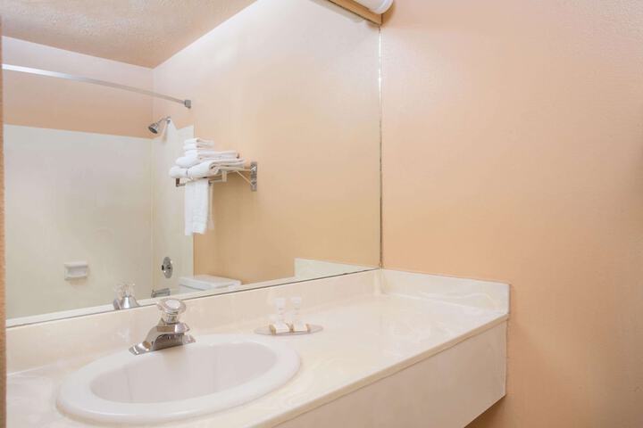 Howard Johnson by Wyndham Brigham City