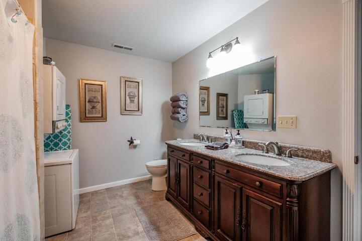 Beautiful Country Apartment AC, Pickleball, Billiards, Playground, Gardens