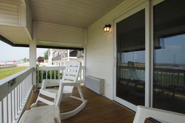 Snyders Shoreline Inn
