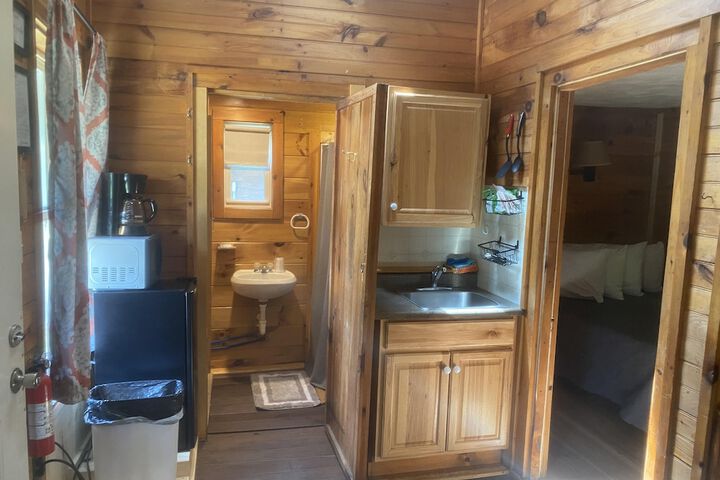 Pine Crest Motel & Cabins