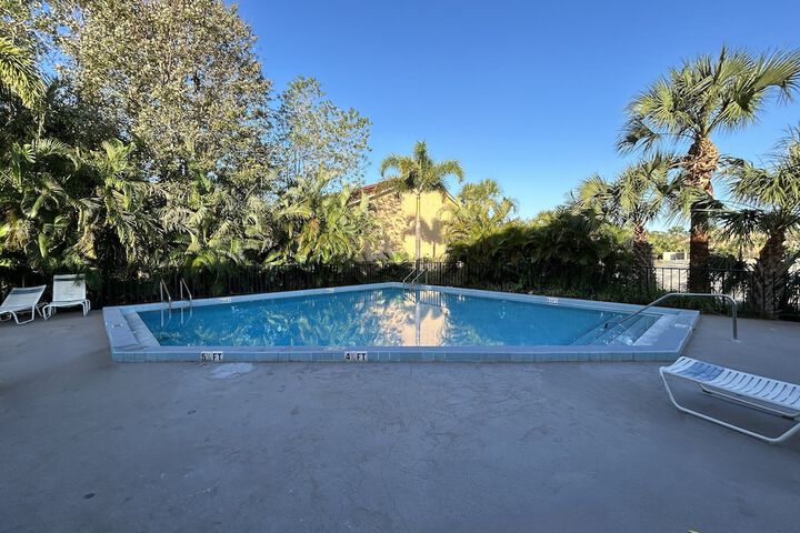 Pool 10 of 32