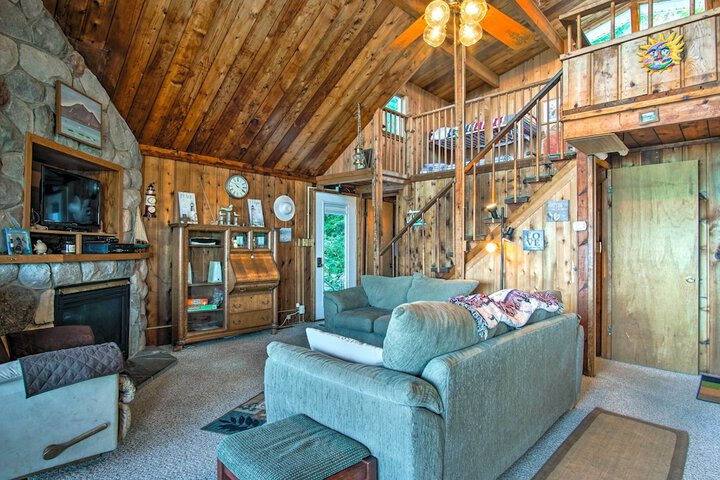 Lakefront Montague Cottage w / Deck & Beach!