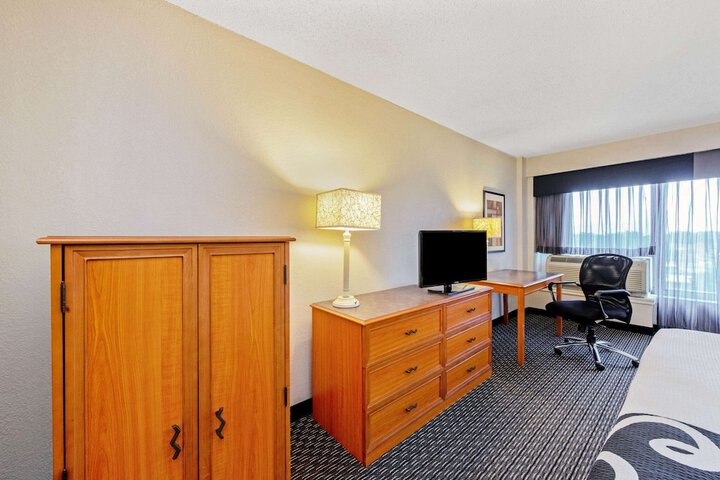 La Quinta Inn & Suites by Wyndham New Orleans Airport