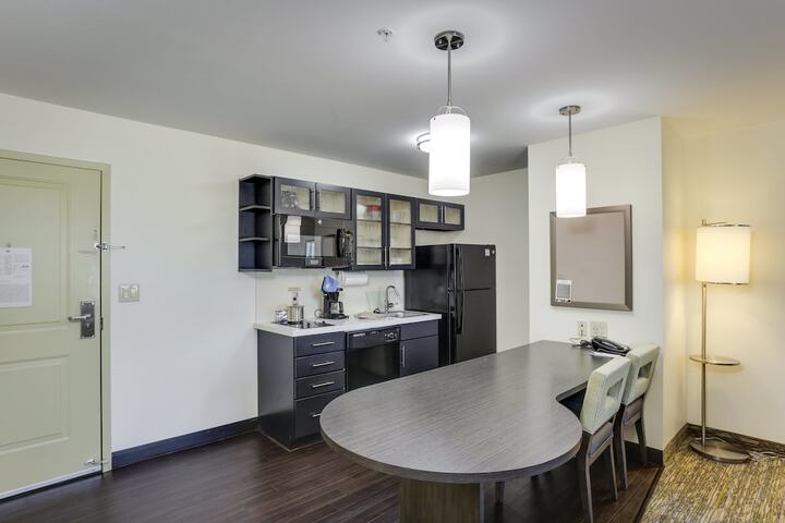 Candlewood Suites College Station at University by IHG