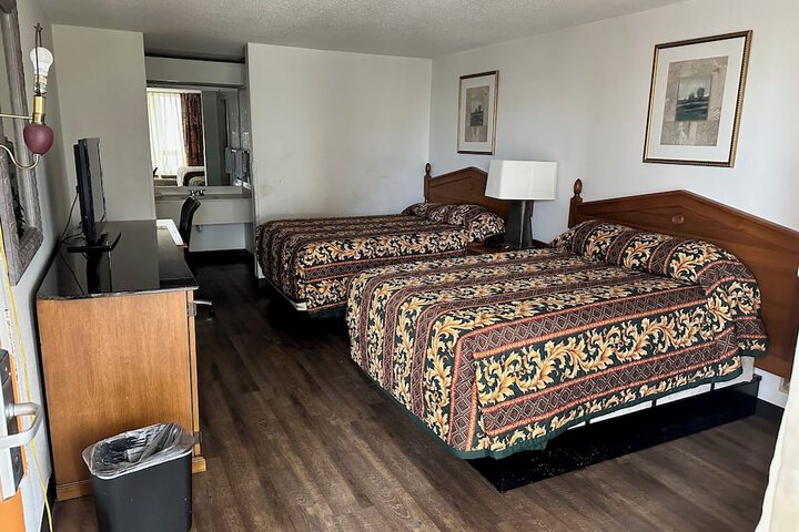 Room 6 of 12