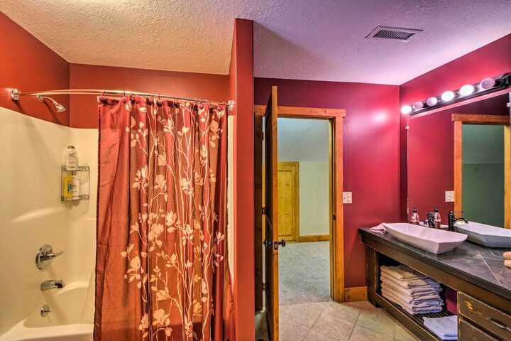 Tryon House w / Hot Tub - Near Equestrian Centers!