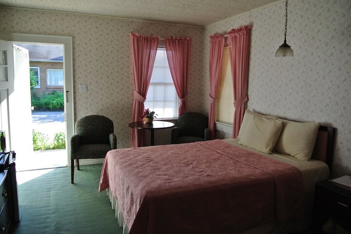 RoseWood Inn
