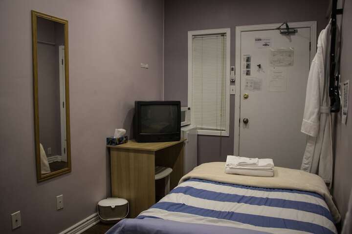 Room 27 of 73