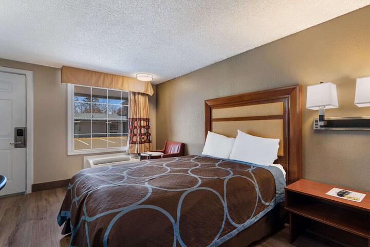 Room 9 of 34