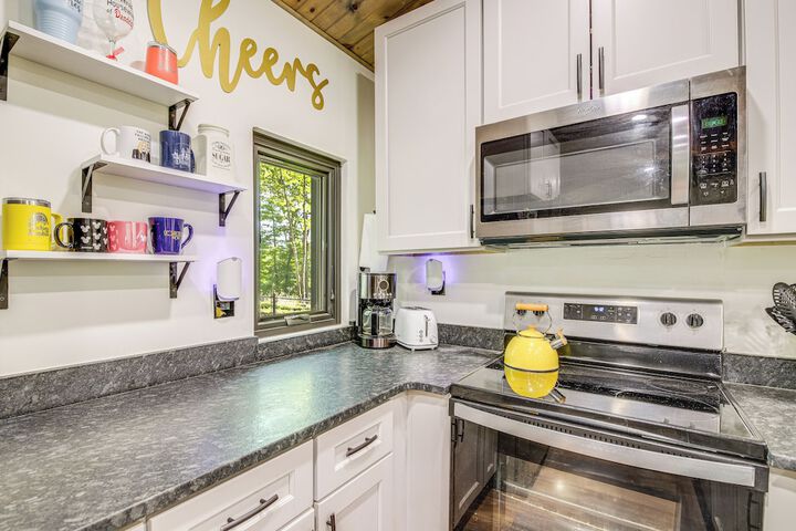Dandridge Home on Douglas Lake w / Hot Tub & Dock!