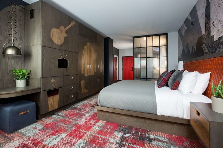 Room 33 of 85