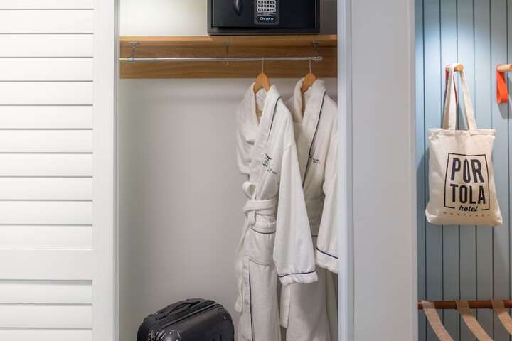 Room 17 of 43