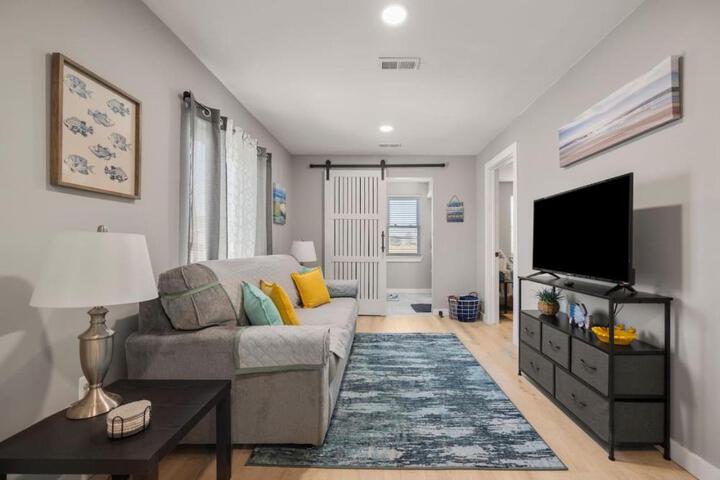 Lakeside Bliss 2BR 1BA with All Modern Comforts