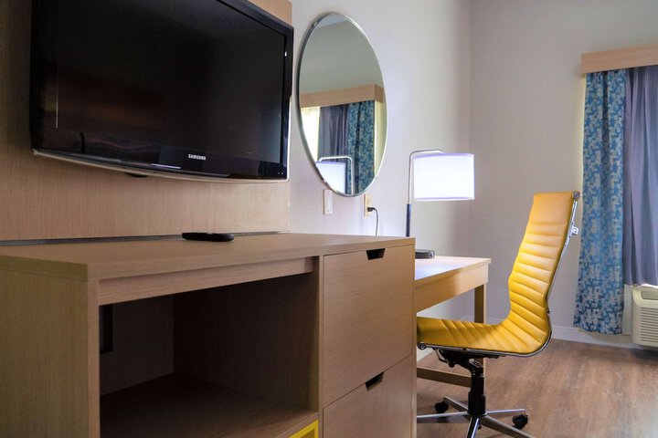 Days Inn & Suites by Wyndham Savannah North I-95