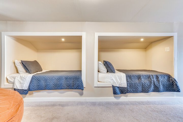 Family-friendly Ontario Home in Central Location!