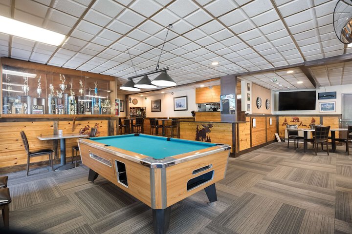 Lounge 21 of 25