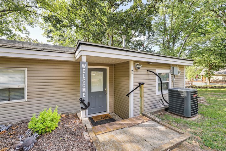 Deck + Dock Access: Lakefront Grove Cabin!