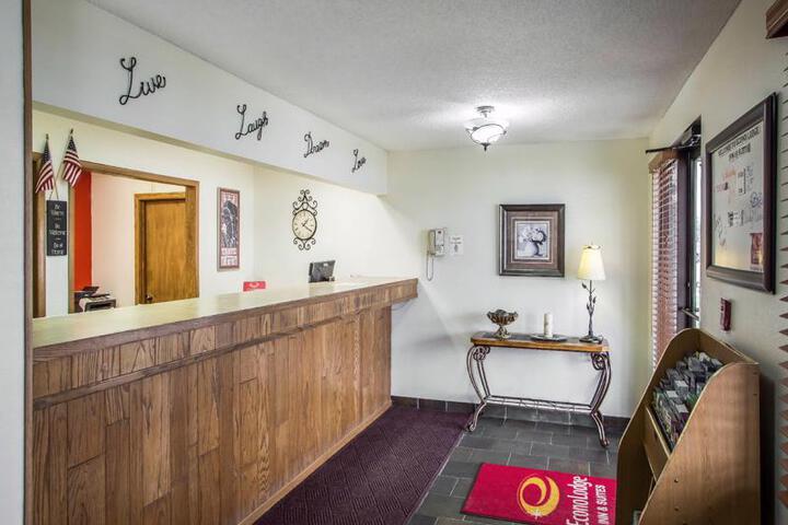 Econo Lodge Inn & Suites