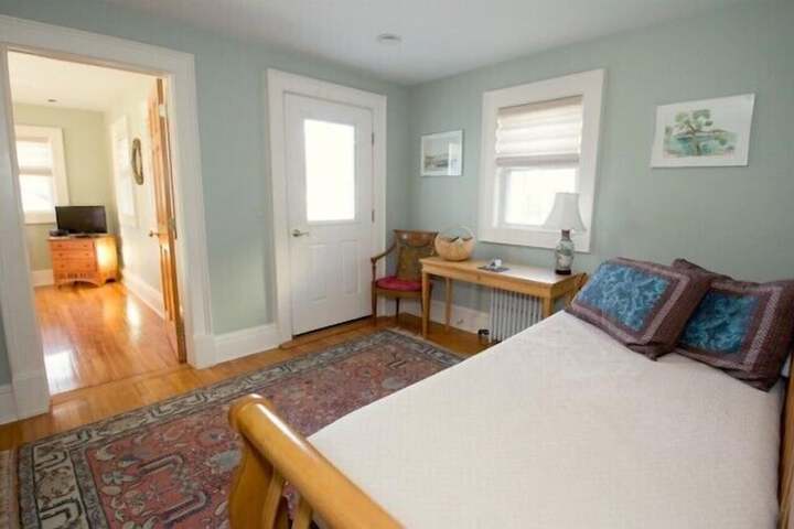 24 East Main Street B & B