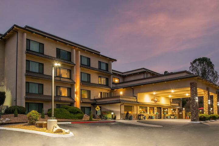 Yosemite Southgate Hotel & Suites