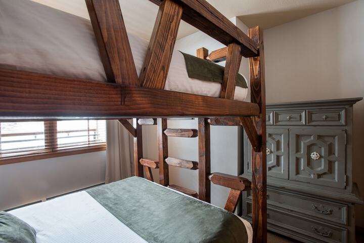 Zephyr Mountain Lodge Condo | 2 Bedrooms Lower Hughes View w / Ski Storage (Premium-Rated Condo 1317)