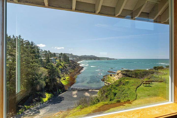 Idyllic Coastal Haven - Whale Watch in Depoe Bay!